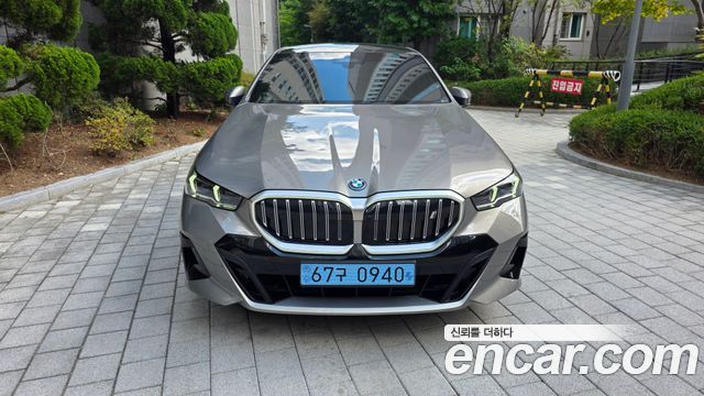 BMW i5 eDrive 40 M Sport — пробег 5 300 км — фото 3 из 5