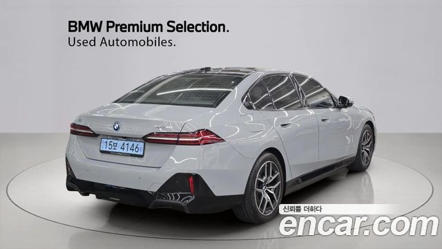 BMW i5 eDrive 40 M Sport — пробег 4 039 км — фото 2 из 5