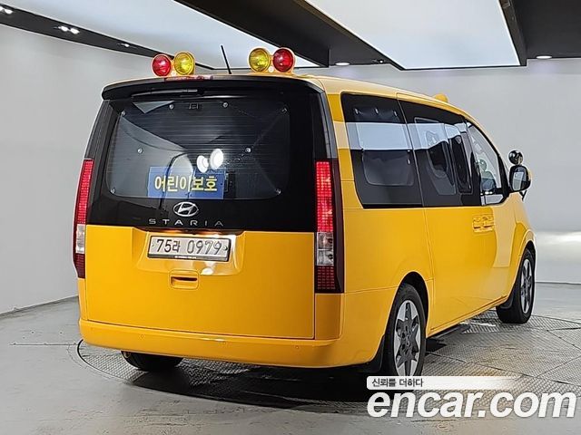 Hyundai Staria L3.5  Kinder Safety Car 11-Seater — пробег 99 509 км — фото 4 из 5