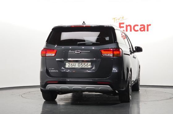 Kia Carnival 9-seater Prestige — пробег 68 143 км — фото 4 из 5
