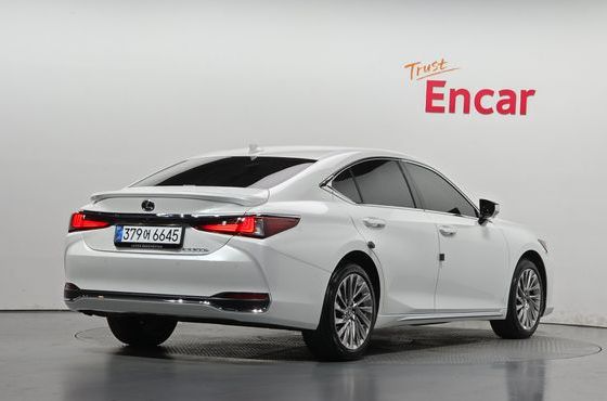 Lexus ES Executive — пробег 5 709 км — фото 2 из 5