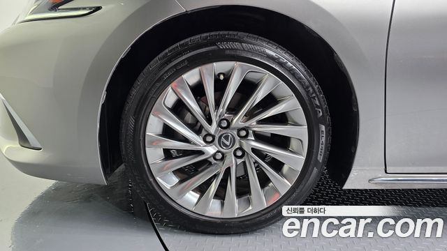 Lexus ES Executive — пробег 31 086 км — фото 5 из 5