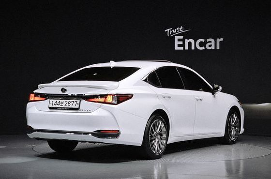 Lexus ES Executive — пробег 16 393 км — фото 2 из 5