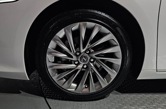 Lexus ES Executive — пробег 16 393 км — фото 5 из 5