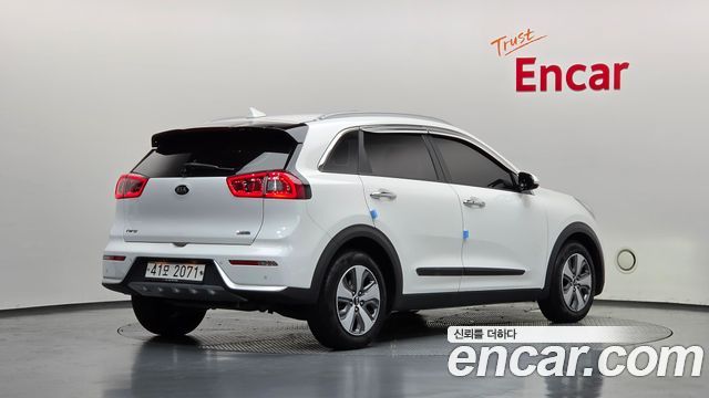 Kia Niro Prestige — пробег 124 357 км — фото 2 из 5