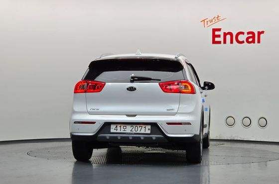 Kia Niro Prestige — пробег 124 357 км — фото 4 из 5