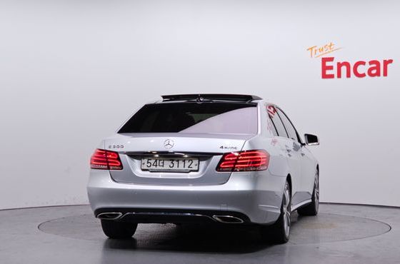 Mercedes-Benz E-Class E300 4MATIC Avantgarde — пробег 122 950 км — фото 4 из 5