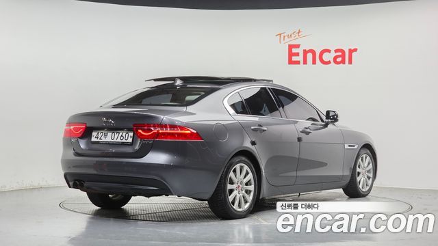 Jaguar XE 20d Prestige — пробег 80 812 км — фото 2 из 5