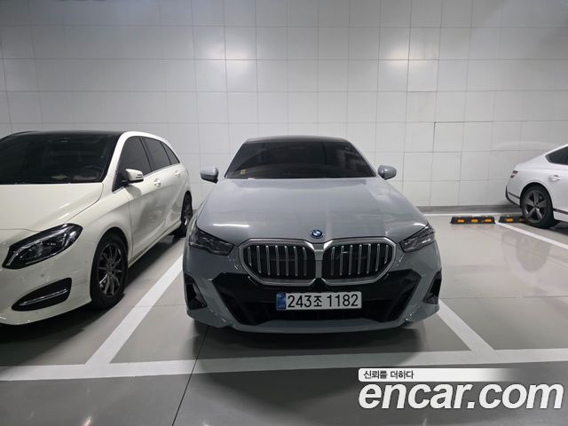 BMW 5-Series 530e xDrive M Sport — пробег 12 000 км — фото 1 из 5