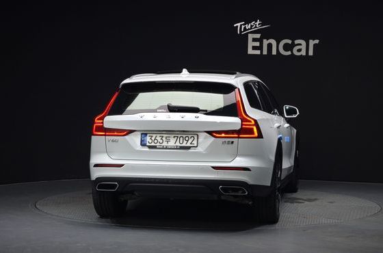 Volvo V60 B5 Pro AWD — пробег 56 681 км — фото 4 из 5