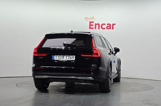 Volvo V60 B5 Ultra AWD — пробег 27 933 км — фото 4 из 5