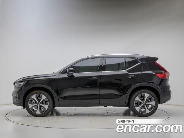 Volvo XC40 B4 Ultra Bright — пробег 12 435 км — фото 3 из 5