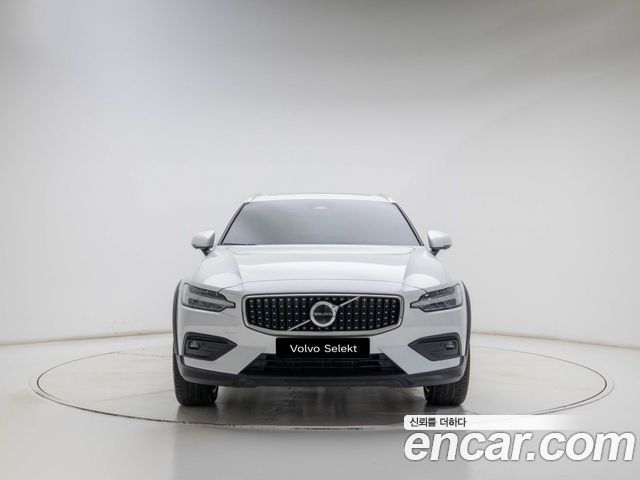 Volvo V60 B5 Ultra AWD — пробег 10 461 км — фото 2 из 5