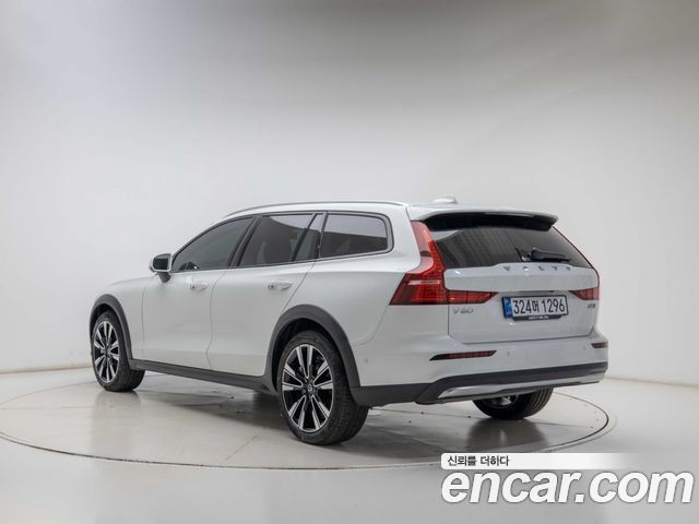 Volvo V60 B5 Ultra AWD — пробег 10 461 км — фото 4 из 5
