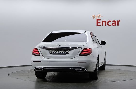Mercedes-Benz E-Class E220d Avantgarde — пробег 48 988 км — фото 4 из 5