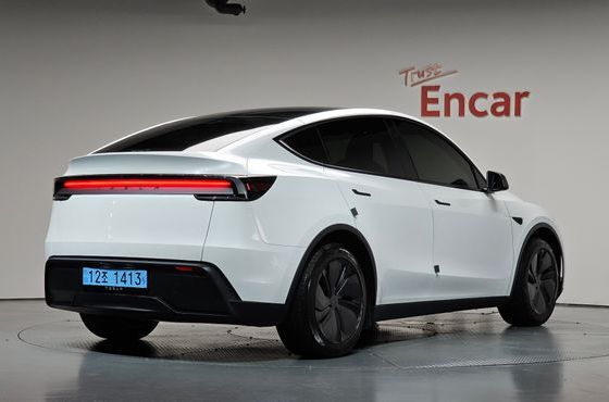 Tesla Model Y Premium RWD — пробег 5 827 км — фото 2 из 5