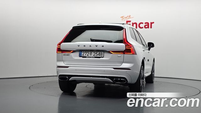 Volvo XC60 T8 R-Design — пробег 77 939 км — фото 4 из 5