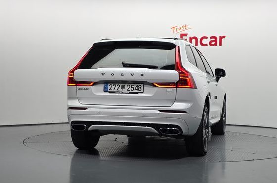 Volvo XC60 T8 R-Design — пробег 77 939 км — фото 4 из 5
