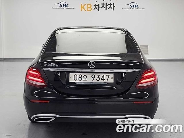 Mercedes-Benz E-Class E220d Avantgarde — пробег 125 773 км — фото 4 из 5