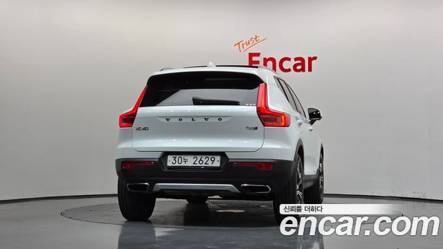 Volvo XC40 T4 R-Design — пробег 45 285 км — фото 4 из 5