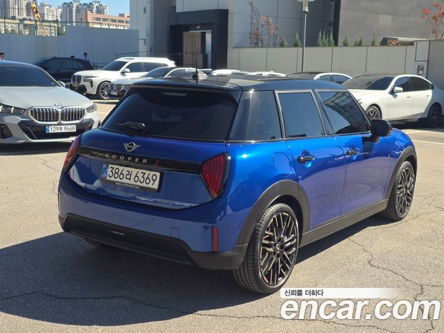 Mini Cooper 5 Door Favoured — пробег 4 029 км — фото 2 из 5