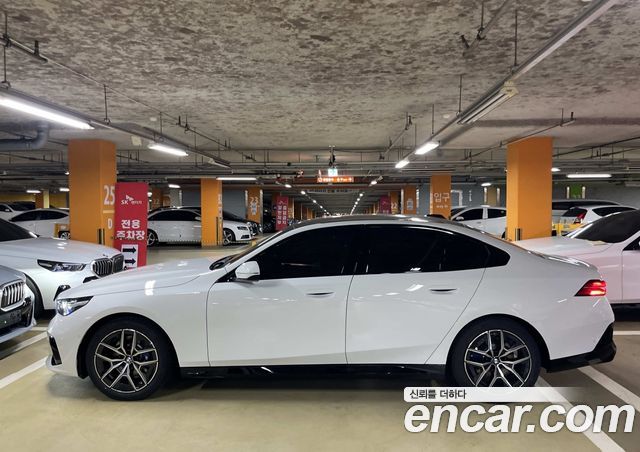 BMW 5-Series 520i — пробег 1 км — фото 2 из 5