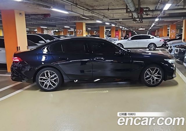 BMW 5-Series 520i — пробег 1 км — фото 2 из 5