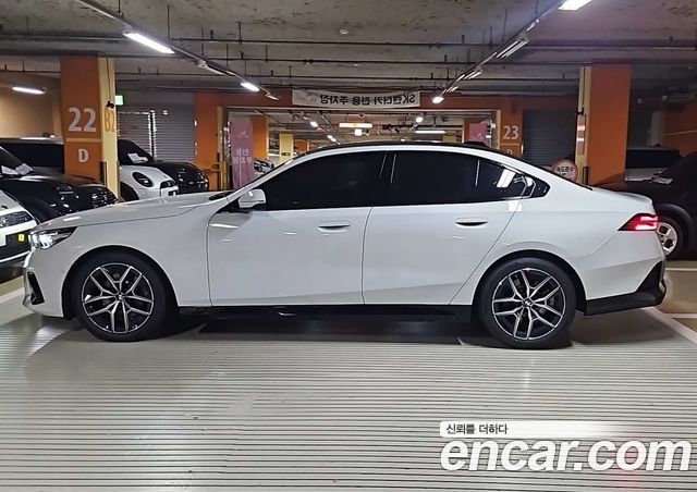 BMW 5-Series 520i — пробег 1 км — фото 2 из 5