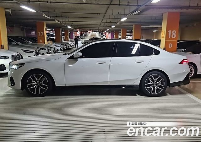 BMW 5-Series 520i — пробег 1 км — фото 2 из 5