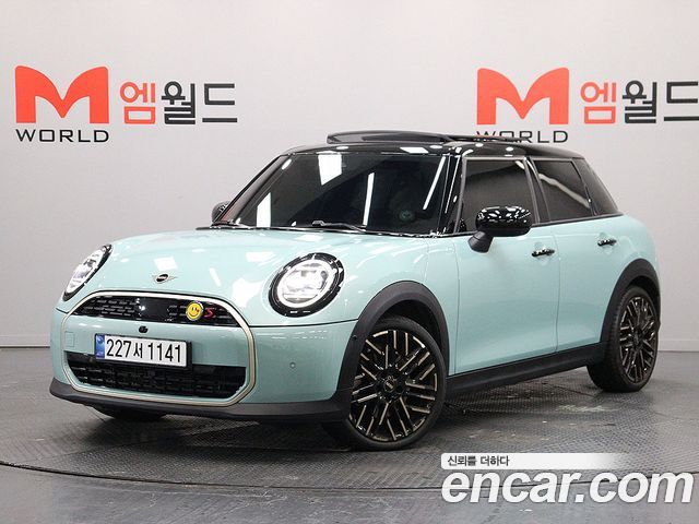 Mini Cooper 5 Door Favoured — пробег 14 000 км — фото 1 из 5