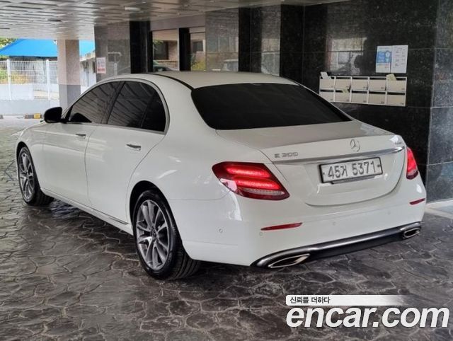 Mercedes-Benz E-Class E300 4MATIC Avnatgarde — пробег 17 860 км — фото 2 из 5
