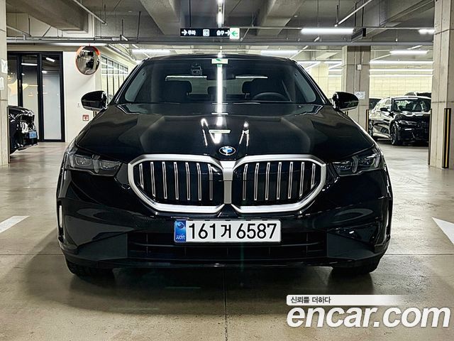 BMW 5-Series 520i — пробег 6 011 км — фото 3 из 5