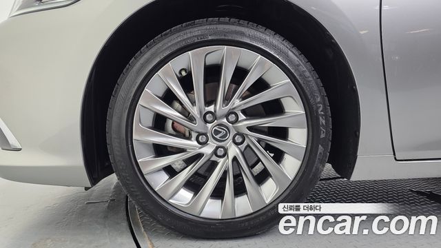 Lexus ES Executive — пробег 40 714 км — фото 5 из 5