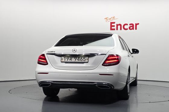 Mercedes-Benz E-Class E220d Avantgarde — пробег 206 724 км — фото 4 из 5
