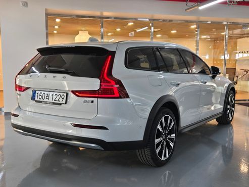 Volvo V60 B5 Ultra AWD — пробег 3 047 км — фото 2 из 5