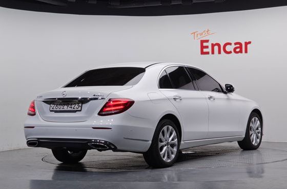 Mercedes-Benz E-Class E300 4MATIC Exclusive — пробег 82 810 км — фото 2 из 5