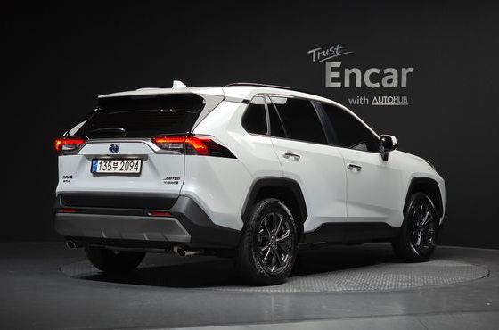 Toyota RAV4 2,5 4WD Hybrid LTD — пробег 32 265 км — фото 2 из 5