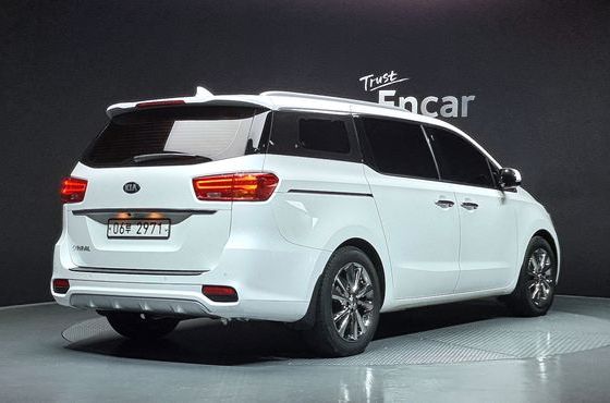 Kia Carnival 9-Seater Noblesse Special — пробег 117 843 км — фото 2 из 5
