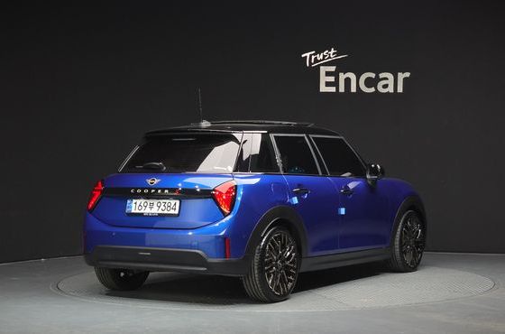 Mini Cooper 5 Door Favoured — пробег 7 100 км — фото 2 из 5