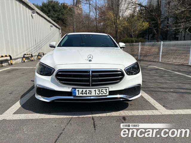 Mercedes-Benz E-Class E350 4MATIC Exclusive — пробег 31 000 км — фото 1 из 5