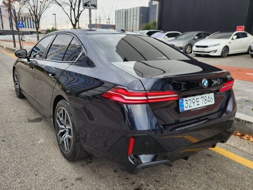 BMW 5-Series 520i M Sport — пробег 2 900 км — фото 2 из 5