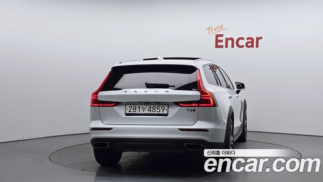 Volvo V60 T5 Pro AWD — пробег 48 792 км — фото 4 из 5