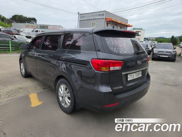 Kia Carnival 11-seater Deluxe — пробег 81 000 км — фото 4 из 5