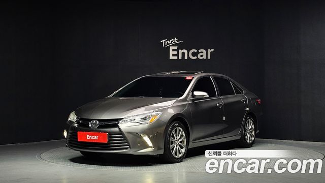 Toyota Camry 2.5 XLE — пробег 70 640 км — фото 1 из 5