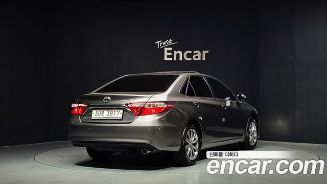 Toyota Camry 2.5 XLE — пробег 70 640 км — фото 2 из 5