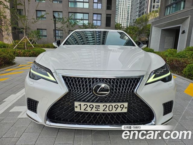 Lexus LS 3.5 Luxury — пробег 900 км — фото 1 из 5