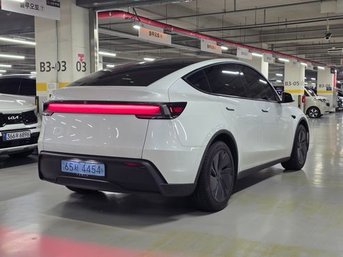 Tesla Model Y Premium RWD — пробег 9 000 км — фото 4 из 5