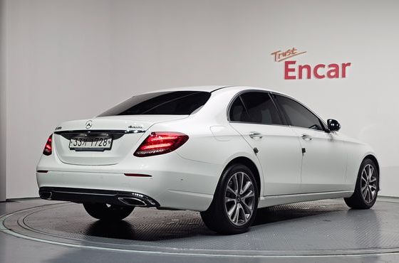 Mercedes-Benz E-Class E300 4MATIC Avnatgarde — пробег 57 847 км — фото 2 из 5