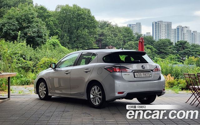 Lexus CT200h 1.8 Compact Trendy ZWA10 — пробег 82 600 км — фото 2 из 5