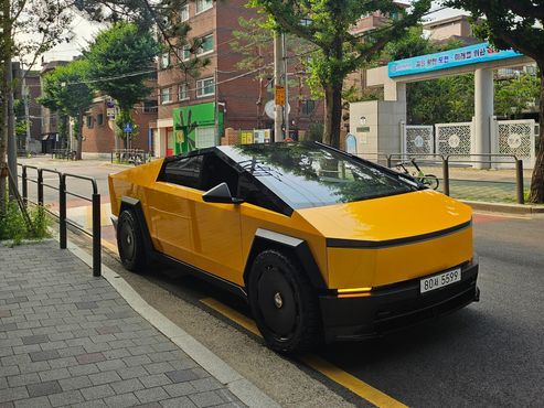 Tesla Cybertruck AWD — пробег 11 950 км — фото 1 из 5
